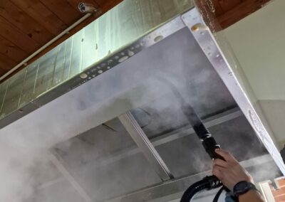 pulimar pulisce e sanifica cappa aspirante di un ristorante