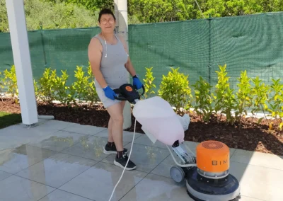 Marisa Pulimar alle prese con la monospazzola per levigare e lucidare una superficie esterna